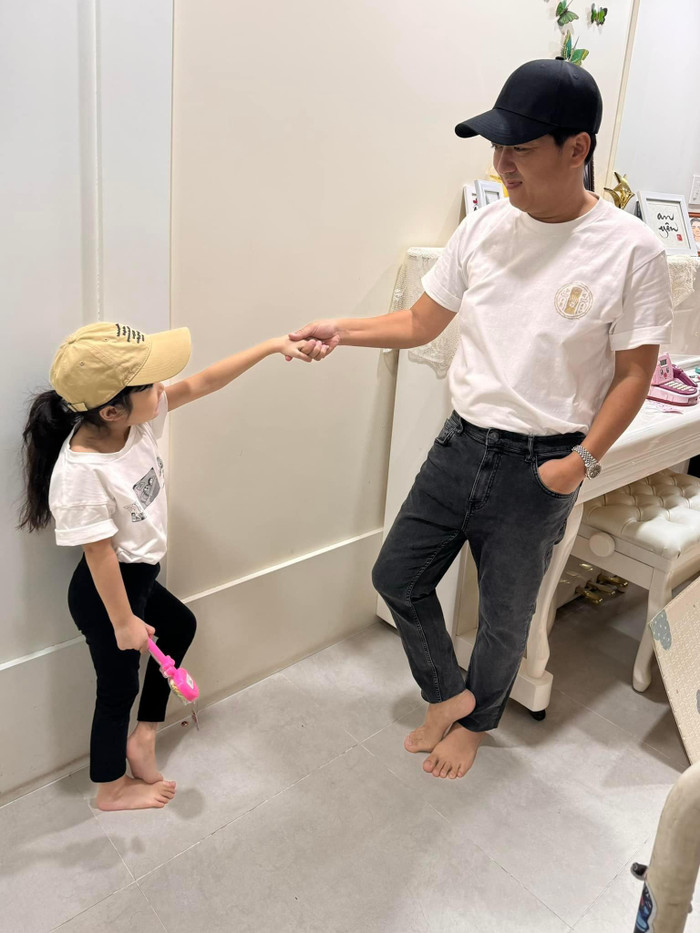 Trường Giang cùng con gái diện đồ đôi, ái nữ xinh xắn dự sẽ hot không kém mẹ Nhã Phương Ảnh 2