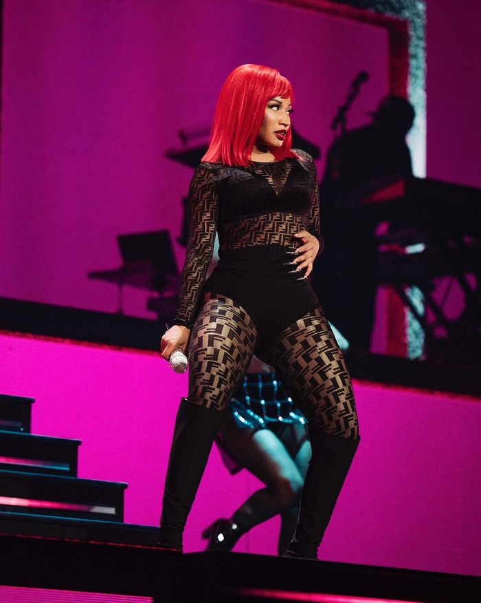 Nữ ca sĩ nhạc Rap vung chân đá máy quay của nhiếp ảnh gia rơi xuống đất Ảnh 1