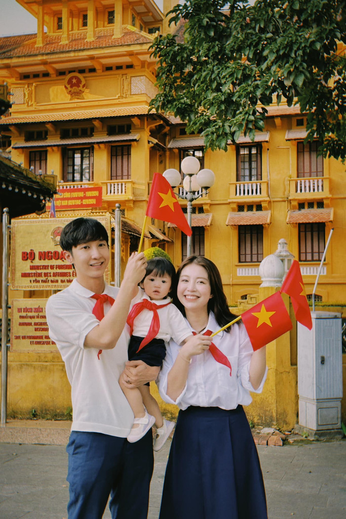 Gia đình Mẫn Tiên - Teddy K chụp ảnh cùng quý tử nhân dịp lễ 2/9. Ảnh: FBNV