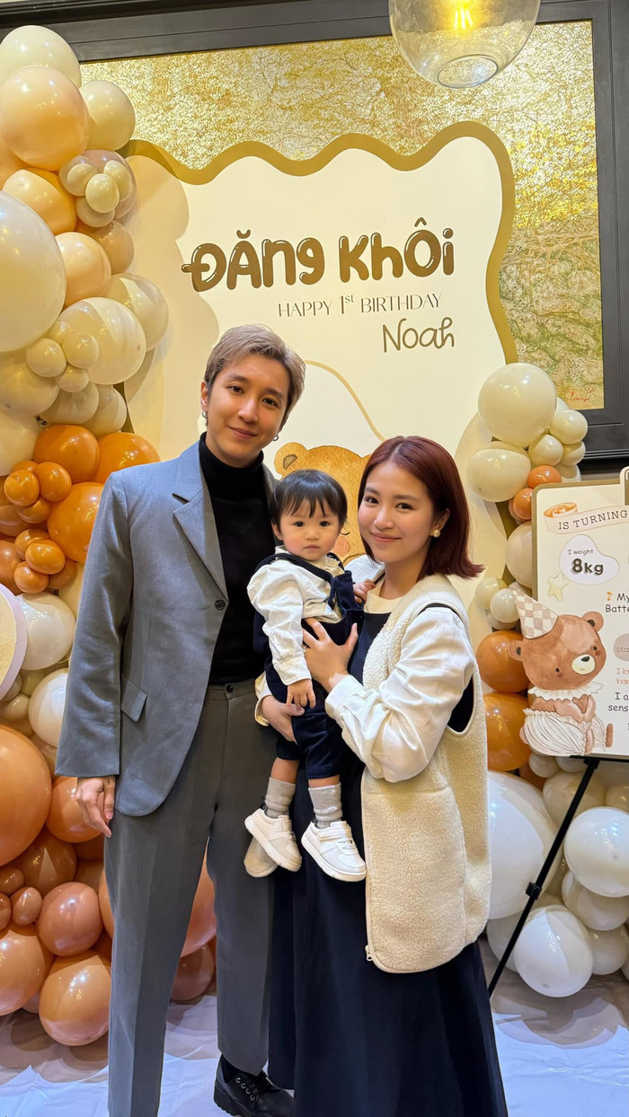 Cặp đôi vui vẻ tổ chức tiệc thôi nôi cho con trai Noah. Ảnh: FBNV