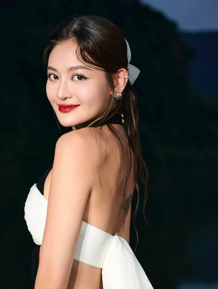 'Bạn gái' Đình Tú diện váy áo cắt xẻ táo bạo, làm gì mà khiến dân tình dậy sóng? Ảnh 4