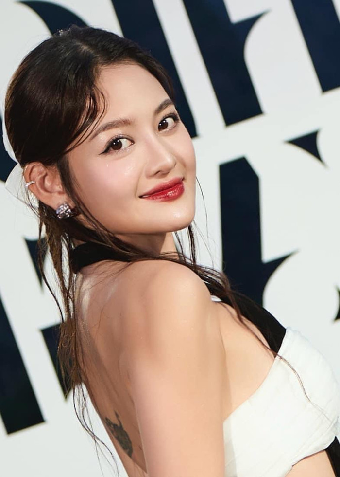 'Bạn gái' Đình Tú diện váy áo cắt xẻ táo bạo, làm gì mà khiến dân tình dậy sóng? Ảnh 3