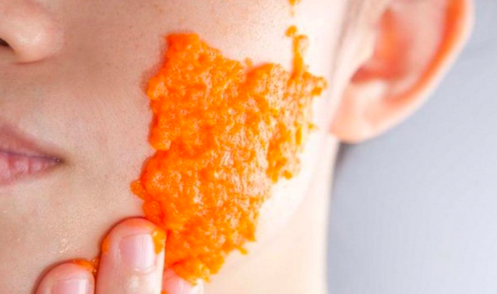 Thường xuyên đắp mặt nạ cà rốt sẽ thấy da trở nên ẩm mượt, sáng mịn, làm mờ dần đi những vết thâm mụn, tàn nhang