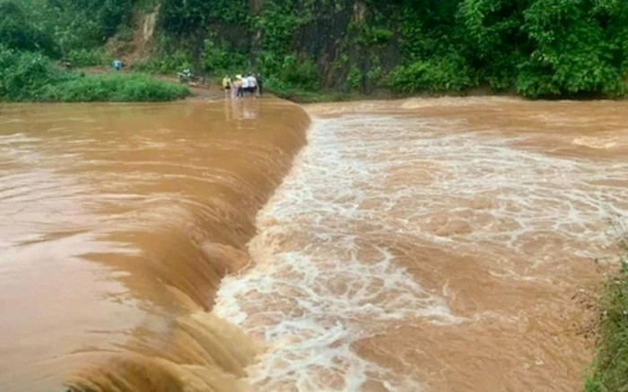 Cố vớt xe máy rơi xuống đập, người đàn ông bị nước cuốn trôi mất tích Ảnh 2