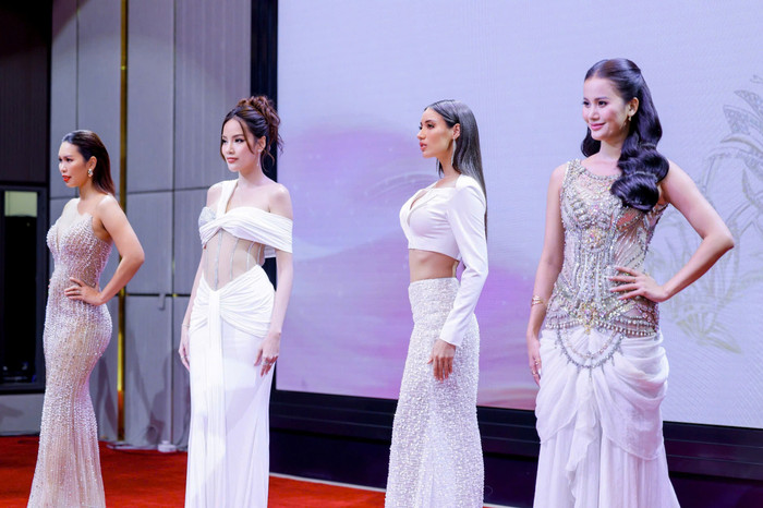 4 ban giám khảo của cuộc thi gồm siêu mẫu Hà Anh, huấn luyện viên Hoa hậu Lê Hoàng Phương, Á hậu Hương Ly, người mẫu Lydie Vũ. 