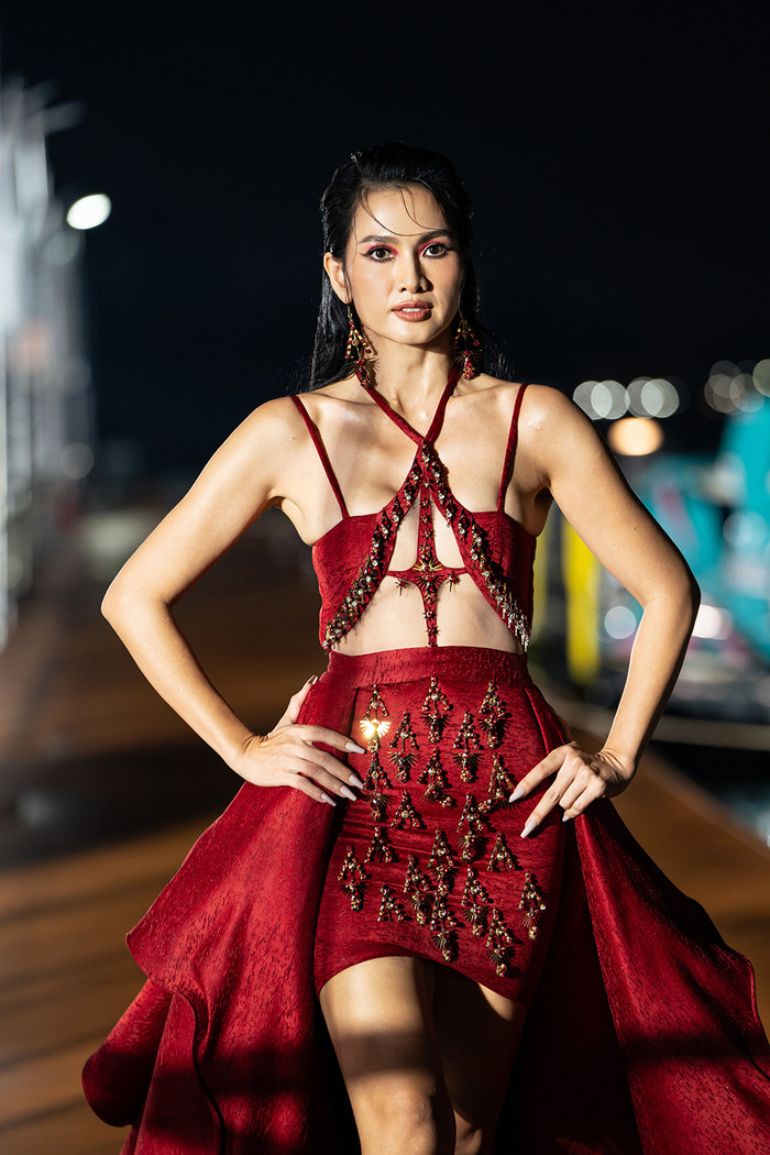 Anh Thư 'tái hợp' Vũ Thu Phương, khoe thần thái đẹp ngút ngàn trên sàn thời trang Ảnh 1