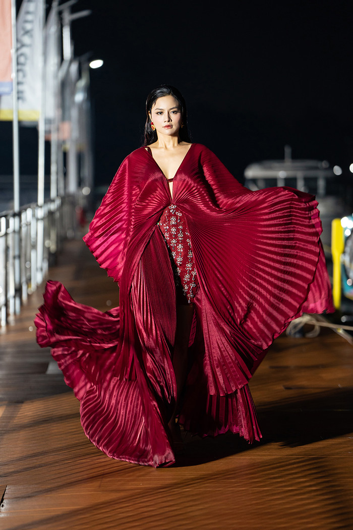 Siêu mẫu Anh Thư và siêu mẫu Vũ Thu Phương trình diễn trong một bộ sưu tập tại lễ hội Thời trang Biển Quốc tế Việt Nam.