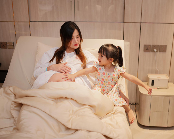 Xuyên suốt hành trình vượt cạn, Đông Nhi luôn được chồng và con gái bên cạnh.