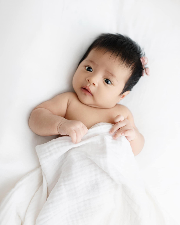 Bé Hannie , tên thật Ông Gia Hân, sở hữu vẻ ngoài đáng nét, đường nét xinh đẹp từ bố mẹ.