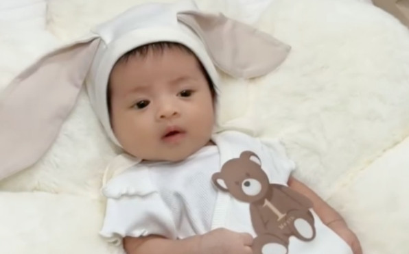 Khoảnh khắc đáng yêu của con gái Đông Nhi tròn 1 tháng tuổi Ảnh 2
