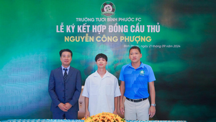 Tối 21/9, tiền đạo Nguyễn Công Phượng đã chính thức trở thành tân binh của đội Bình Phước mà không phải CLB HAGL. Ảnh: CLB Bình Phước