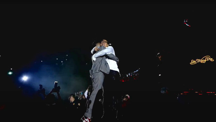 Cái ôm lịch sử của Duy Mạnh và Tuấn Hưng sau nhiều màn 'đấu khẩu' trên mạng xã hội. 