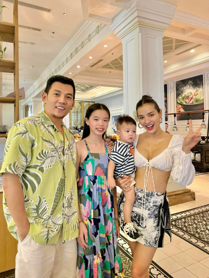 Phương Trinh Jolie và Lý Bình thường xuyên chia sẻ khoảnh khắc gia đình 4 thành viên đi du lịch cùng nhau.