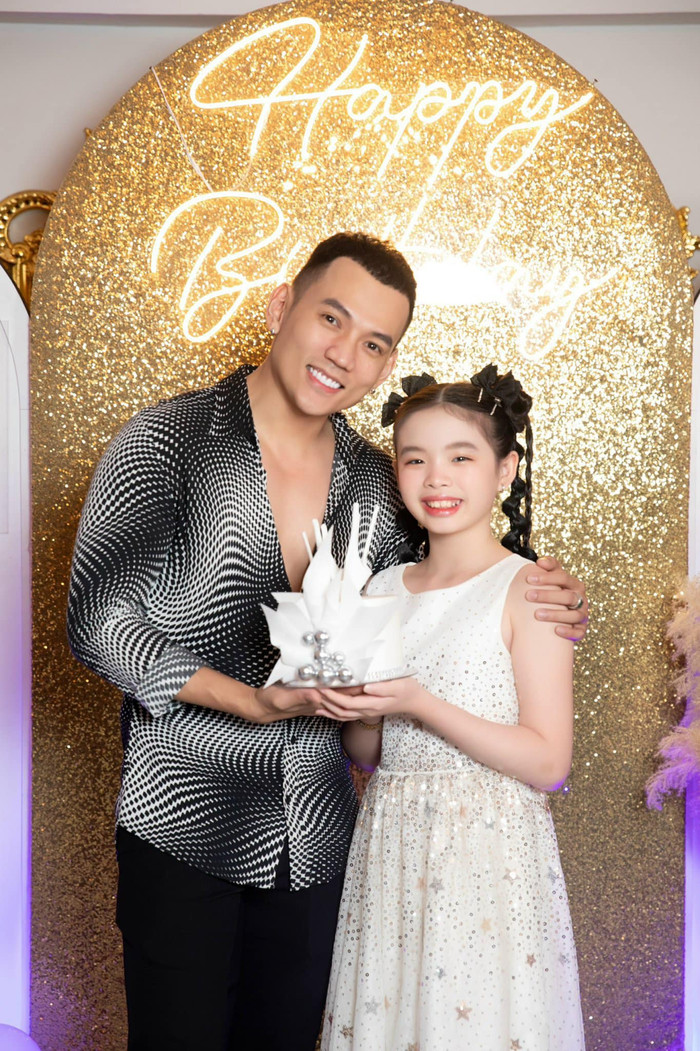 Lý Bình có mối quan hệ vô cùng tốt đẹp, luôn yêu thương bé Mia - con riêng của Phương Trinh Jolie. 