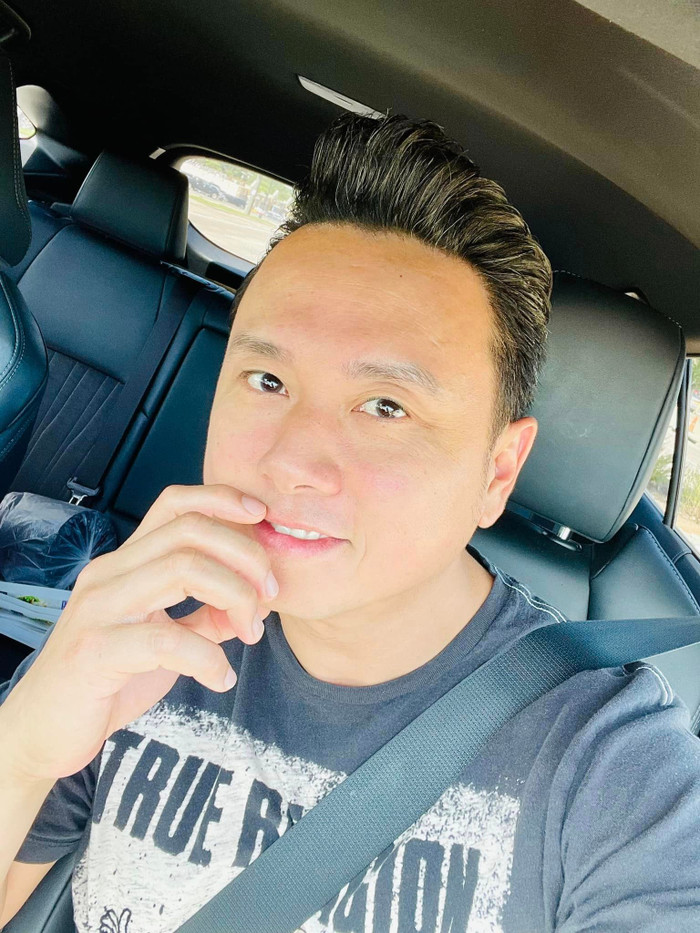 Nam ca sĩ trải qua nhiều khó khăn, thử thách khi định cư ở xứ người. Cách đây vài năm, anh phải đóng cửa nhà hàng do dịch bệnh.&nbsp;