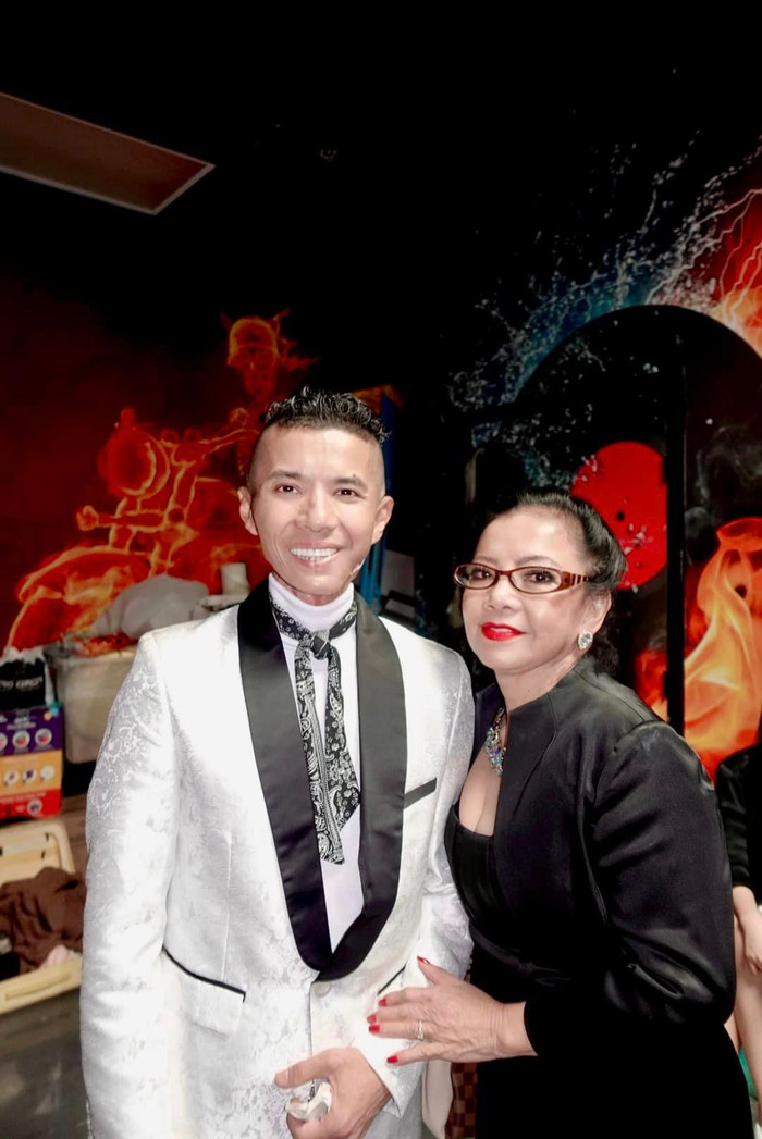 Hiện, mẹ ruột của Kasim Hoàng Vũ đã qua Mỹ, chăm sóc con trai.