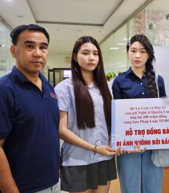 Hay trong những bộ trang phục đời thường đơn giản, con gái Quyền Linh vẫn trông rất nổi bật với vẻ đẹp chín chắn, chững chạc hơn. Bức ảnh này là khoảnh khắc hai con gái Quyền Linh ủng hộ 200 triệu đồng cho bà con vùng lũ ở các tỉnh phía Bắc.