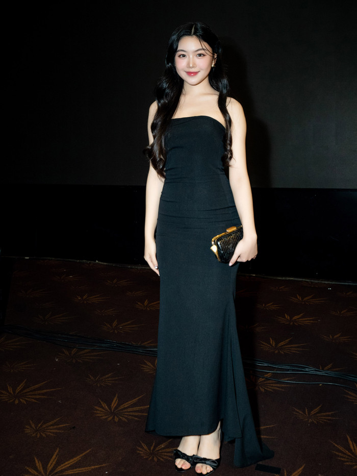 Trong bữa tiệc kỷ niệm 5 năm thành lập công ty của bố mẹ vào cuối tháng 7, Lọ Lem diện đầm quây đen tối giản. Với thiết kế tinh tế đã giúp con gái Quyền Linh khoe trọn làn da trắng sáng và bờ vai thon gọn.