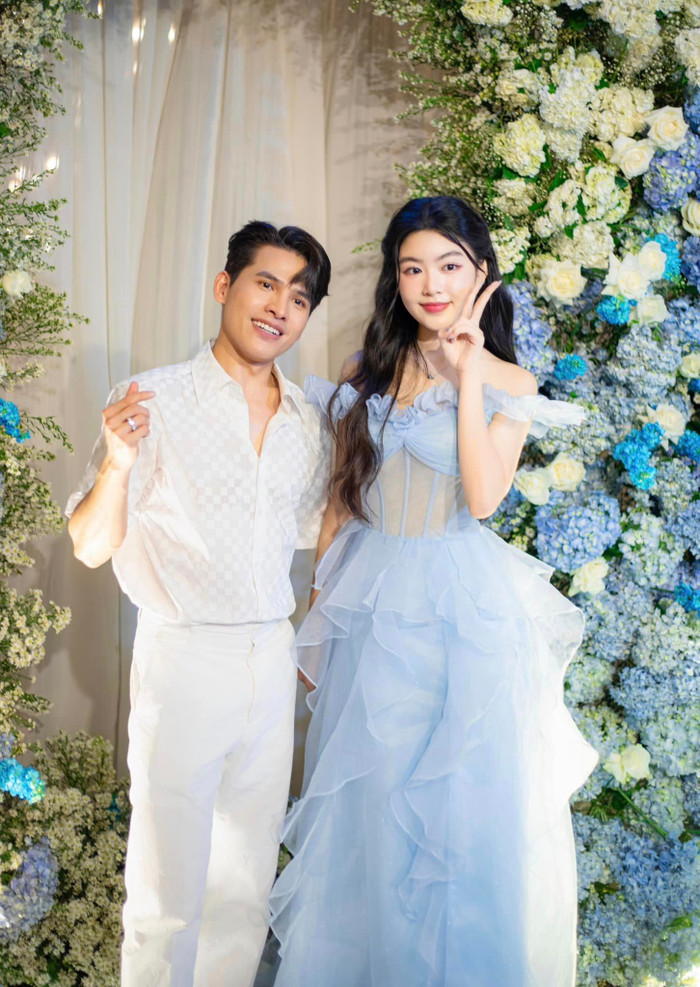 Hay như bức ảnh này, con gái Quyền Linh trông rất cuốn hút khi lựa chọn một chiếc đầm xanh, với chất liệu vải voan mềm mại và nhẹ nhàng. Phong cách này giúp con gái Quyền Linh trông như một quý cô đầy thanh lịch và tinh tế.