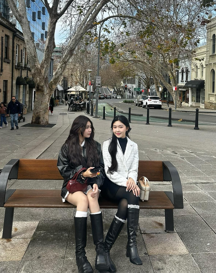 Trong chuyến du lịch tại châu Âu, con gái Quyền Linh thường gây ấn tượng với những bộ outfit cá tính. Cô kết hợp áo blazer trắng cùng áo thun cổ lọ đen, nhờ sự kết hợp này đã mang đến hình ảnh Lọ Lem trưởng thành hơn so với trước đây. Loạt hình ảnh trong chuyến đi châu Âu của con gái Quyền Linh đều nhận về lượt tương tác khủng.