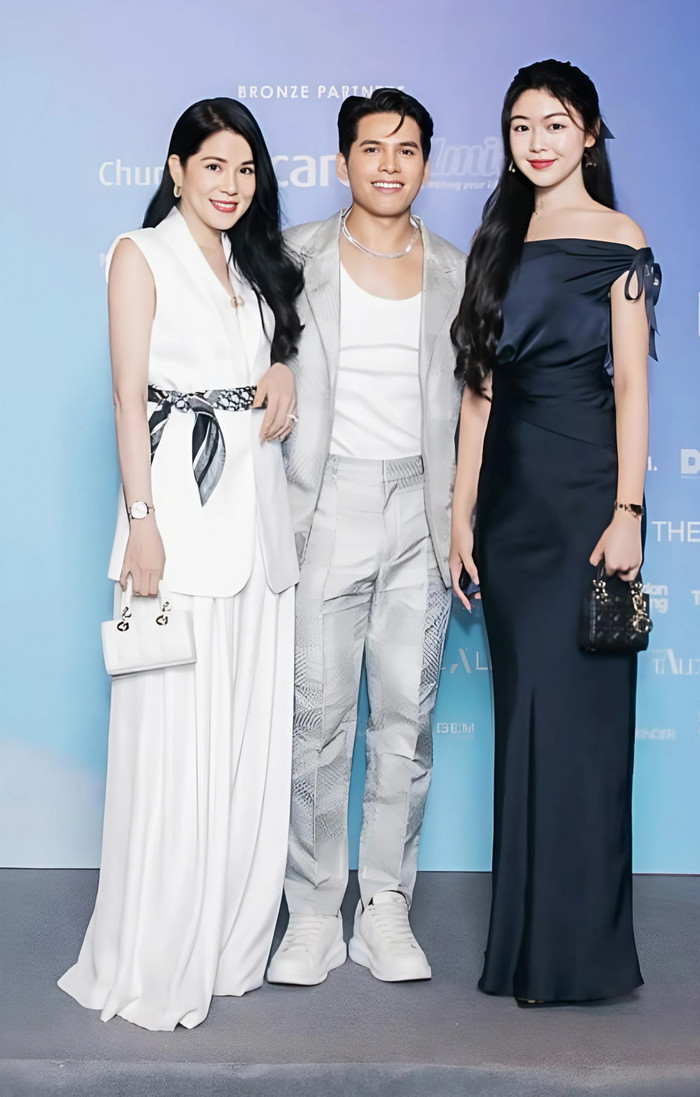 Hay trong một sự kiện khác, con gái Quyền Linh cũng khoe vẻ đẹp quyến rũ trong bộ váy suôn đen dài. Không chỉ vậy, Lọ Lem còn hoàn thiện outfit bằng chiếc túi Lady Dior cỡ micro, có giá lên tới 3900 USD (gần 98 triệu đồng).