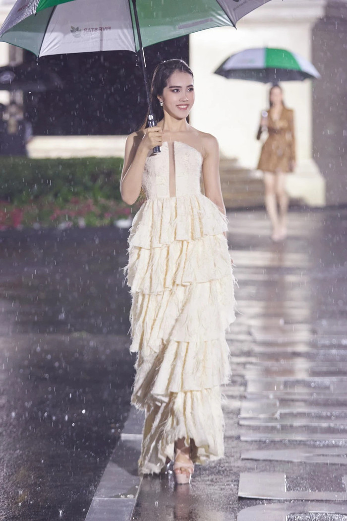 Thí sinh Hoa khôi Sông Vàm cũng phải che dù để trình diễn. 