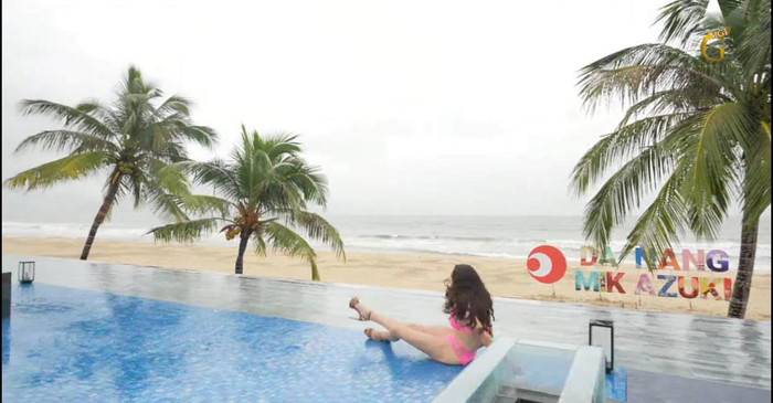 Thí sinh Miss Grand International té đau khi trình diễn áo tắm vì trời mưa. 