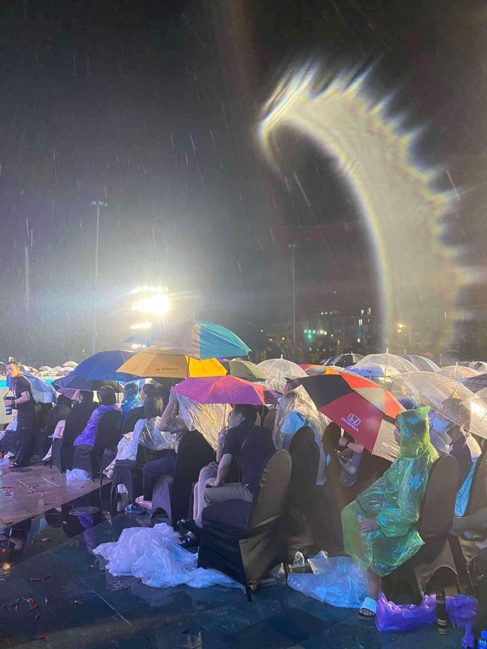 Khung cảnh khán đài bị giảm nhiệt. 