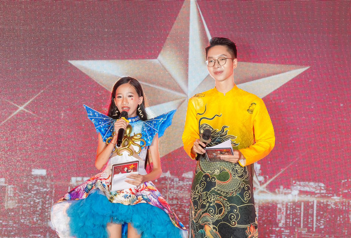 Ngoài ra, cô bé còn đảm nhận vai trò MC dẫn dắt chương trình. 