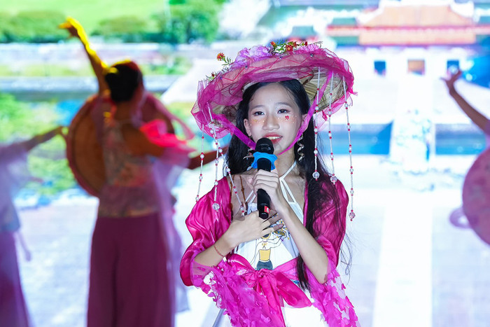 Ca sĩ nhí 11 tuổi thể hiện ca khúc Một Vòng Việt Nam khiến nhiều người xúc động.