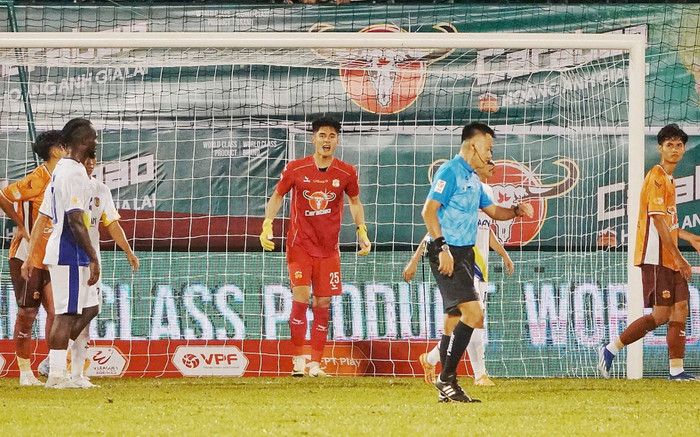 HAGL quá hay với sao trẻ 1m91 thay thủ môn Bùi Tiến Dũng! Ảnh 2