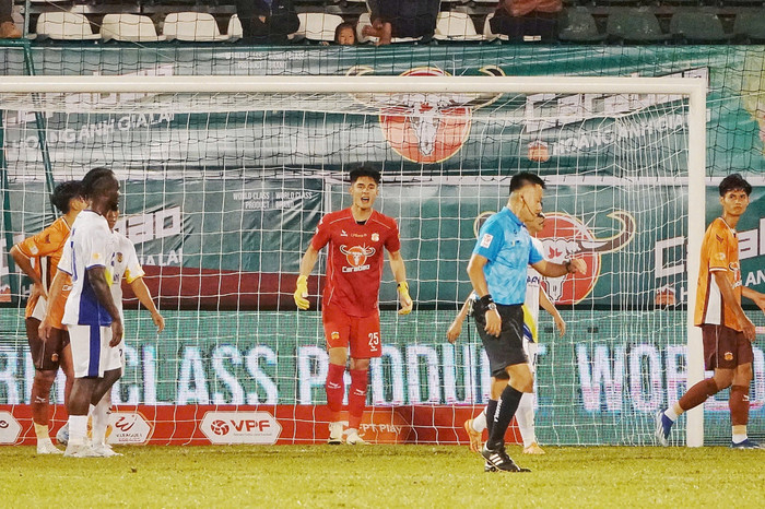 HLV Vũ Tiến Thành đã đúng khi lựa chọn Trần Trung Kiên thay thế thủ môn Bùi Tiến Dũng để HAGL bay cao. Ảnh: Anh Linh Hùng