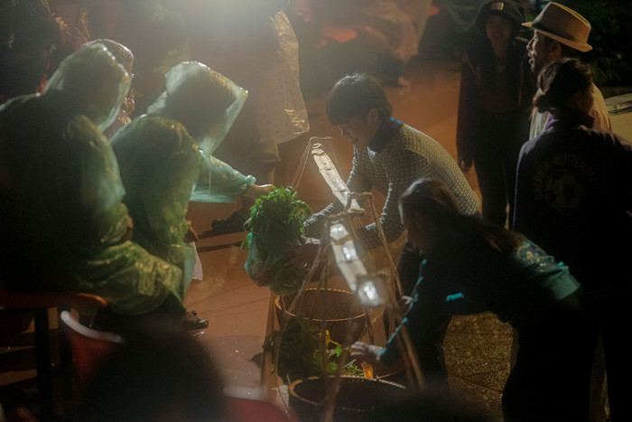 Khán giả còn có những phút tương tác trực tiếp với các diễn viên khi chợ đêm Đà Lạt được tái hiện lại trên sân khấu.