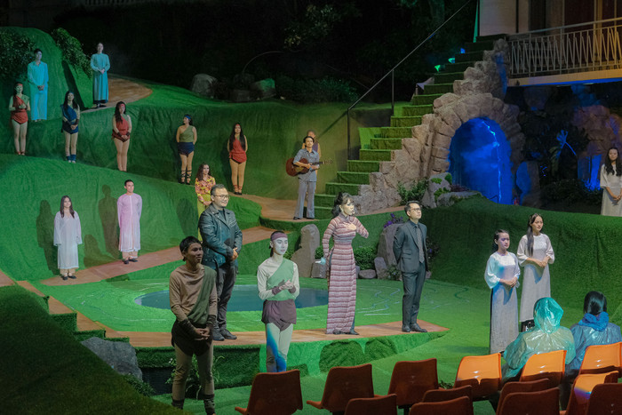 Madame Show - Chuyện kể thứ nhất: Những đường chim bay là show thực cảnh đầu tiên tại Đà Lạt.