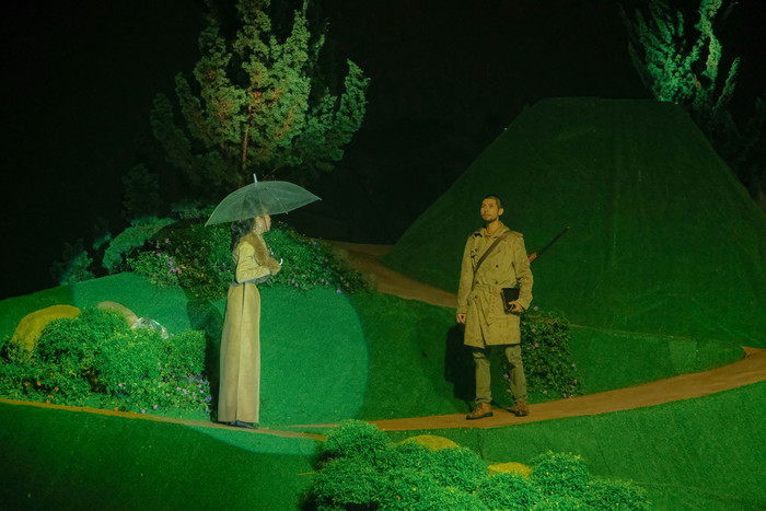 Xuyên suốt 60 phút, nhiều giai thoại, câu chuyện gắn liền với vùng đất Đà Lạt đã được Trác Thuý Miêu cùng 80 diễn viên kể lại trên sân khấu.