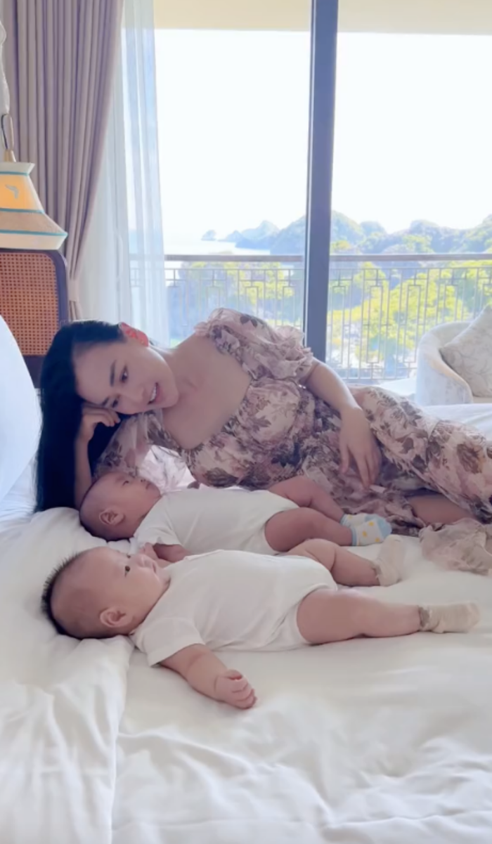 Khoảnh khắc hạnh phúc của Phương Oanh bên cạnh hai con Jimmy và Jenny.