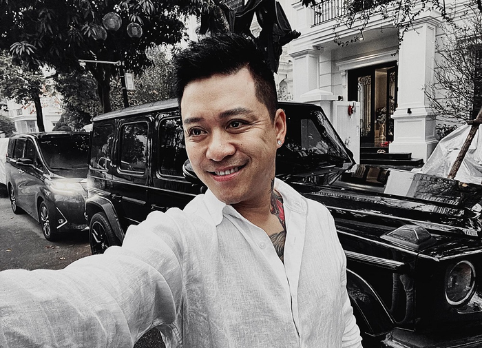 Anh cũng có bộ sưu tập xế hộp hạng sang khiến dân tình trầm trồ. 