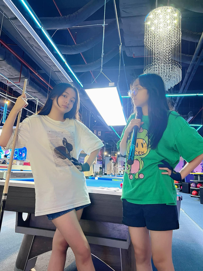 'Con gái' Việt Anh - Chu Diệp Anh (trái) khoe dáng tại phòng tập.