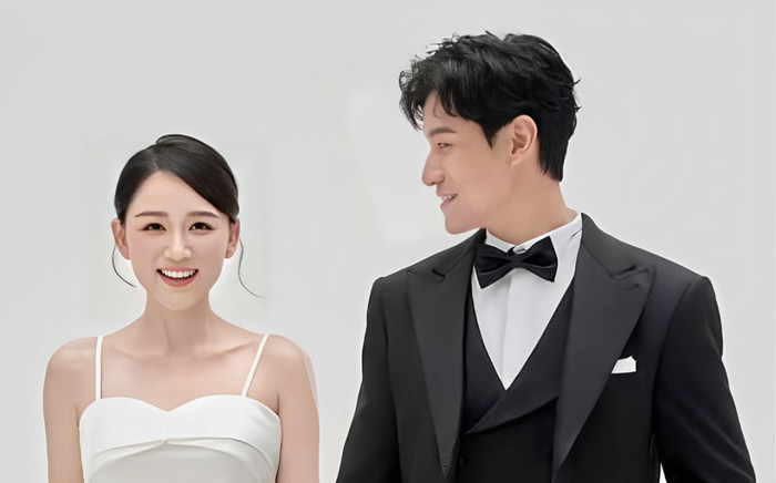 Nữ diễn viên lên xe hoa với bạn trai kém 9 tuổi sau 5 năm hẹn hò, cô dâu U50 vẫn quá trẻ đẹp Ảnh 2