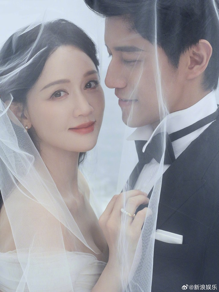 Nữ diễn viên lên xe hoa với bạn trai kém 9 tuổi sau 5 năm hẹn hò, cô dâu U50 vẫn quá trẻ đẹp Ảnh 2