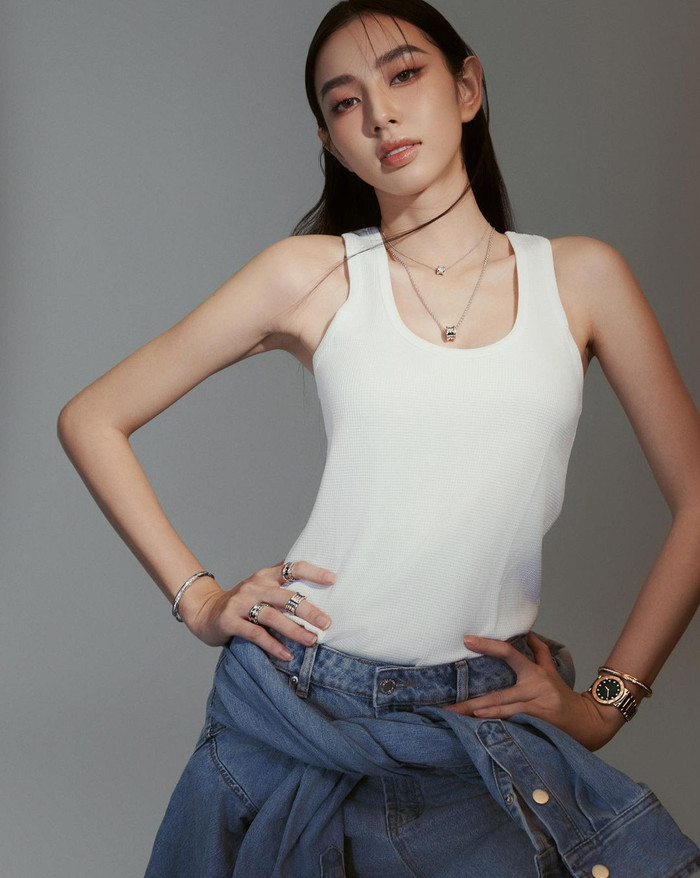 Hoa hậu Thùy Tiên cũng là một cái tên nổi bật của phong cách ăn vận quyến rũ. Để chiếc áo thun hai dây trắng không trở nên nhạt nhòa, nàng hậu đã khéo léo đính kèm thêm nhiều trang sức để làm tăng thêm độ sang trọng và tính thời trang cho tổng thể outfit.