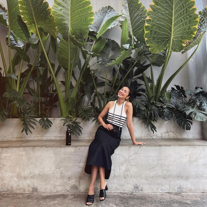 Giống với hoa hậu Lương Thùy Linh, 'ngọc nữ' Tăng Thanh Hà cũng chọn kiểu áo thun hai dây với viền ngang trắng đen. Để tăng thêm độ quyến rũ và nữ tính, Tăng Thanh Hà chọn phối kiểu áo này với chân váy lụa dài màu đen.