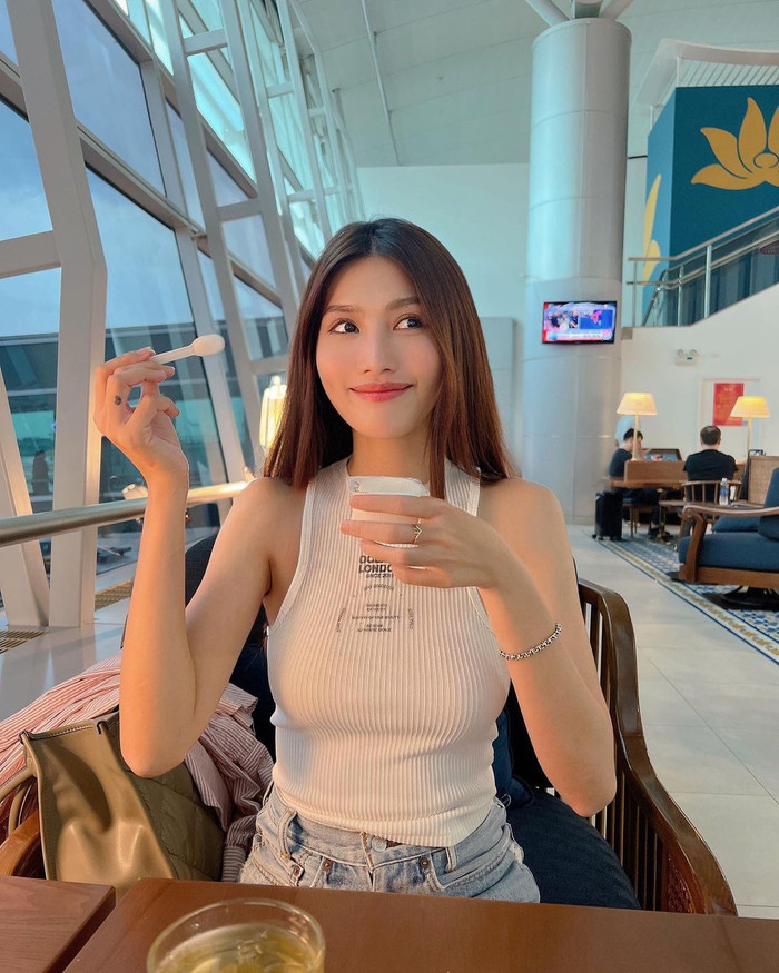 Á hậu Quỳnh Châu khoe vẻ đẹp vừa quyến rũ, vừa ngọt ngào trong kiểu áo thu hai dây. Nhờ vào 3 vòng chuẩn chỉnh, Quỳnh Châu càng thêm nổi bật với xu hướng này.