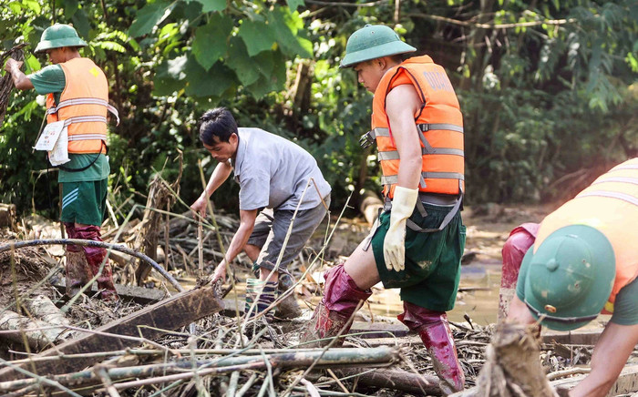 Sạt lở kinh hoàng tại Làng Nủ: Tìm thấy thi thể em bé 1 tuổi, còn 12 người mất tích Ảnh 2