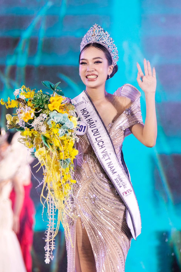 Võ Cao Kỳ Duyên vừa đăng quang Hoa hậu Du lịch Việt Nam Toàn cầu 2024 và giành quyền tham dự Miss Supranational 2024. Cô năm nay 19 tuổi. 