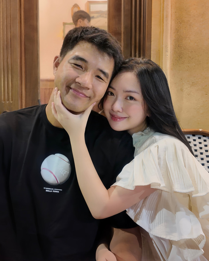 Vợ Hà Đức Chinh gửi lời chúc mừng sinh nhật đến ông xã kèm theo hình ảnh tình tứ. 