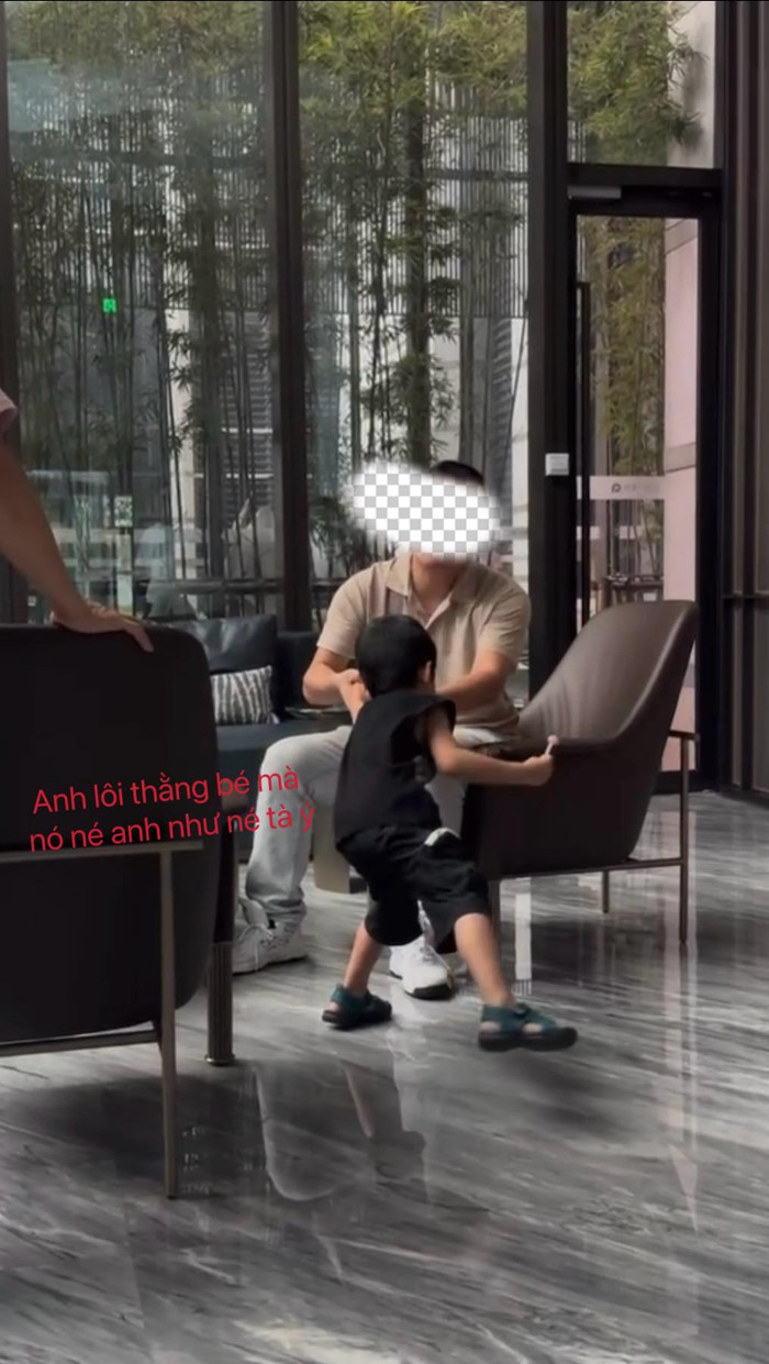 Bé Coca không thích gặp bố.