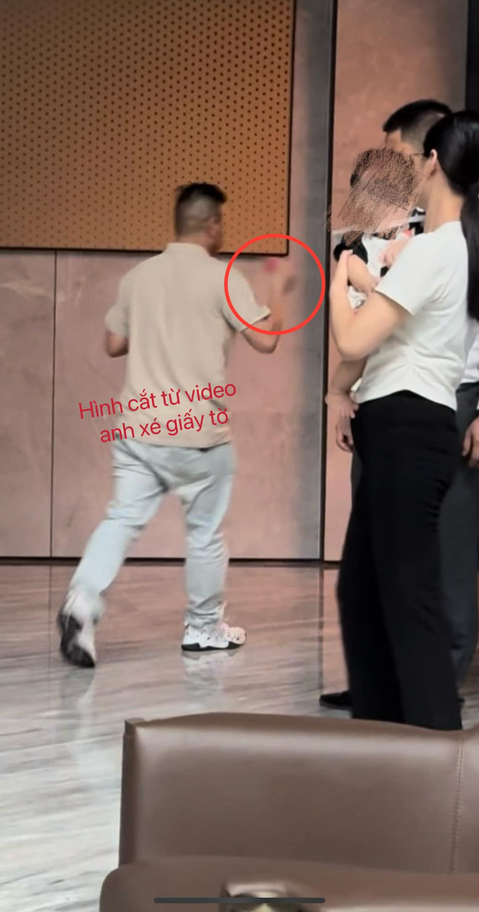 Tôn Bằng xé giấy tờ của con trai.