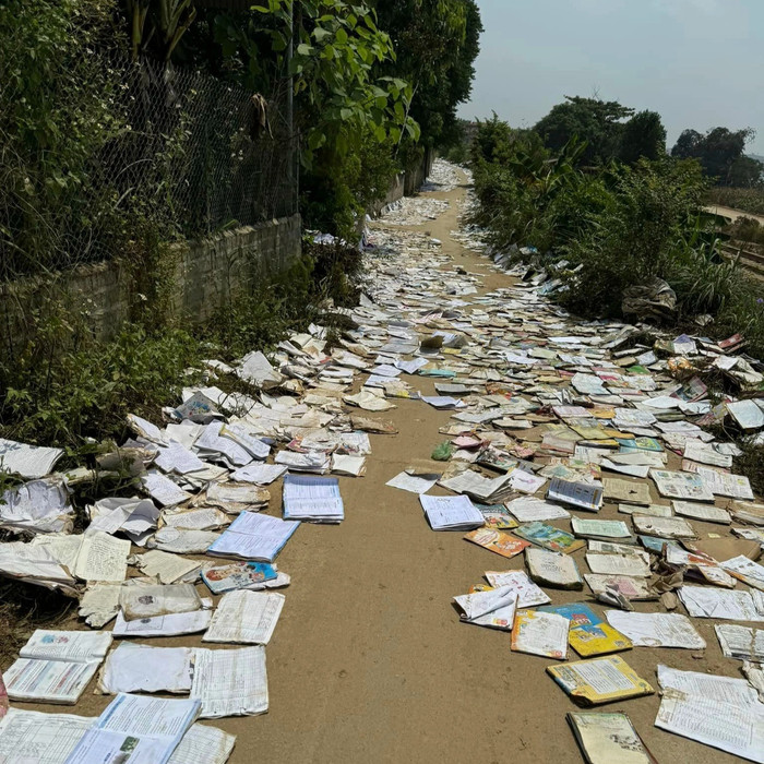 'Con đường' giáo khoa phơi la liệt hai bên đường sau khi bị ngập trong mưa lũ (Ảnh: MXH)