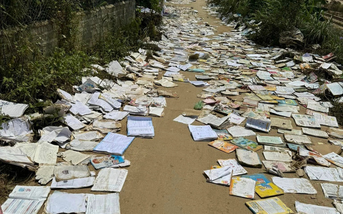 Sự thật cảnh sách vở phơi la liệt trước cổng trường sau mưa lũ ở Yên Bái Ảnh 2
